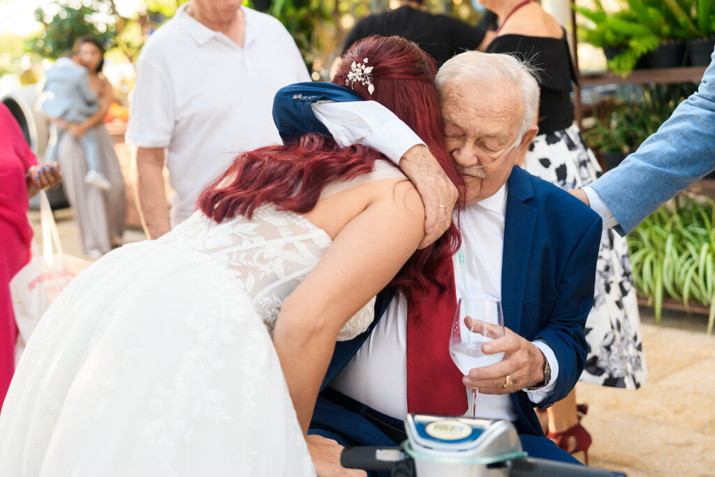 מגנטים לחתונה | סבא מתרגש ומחבק את הכלה